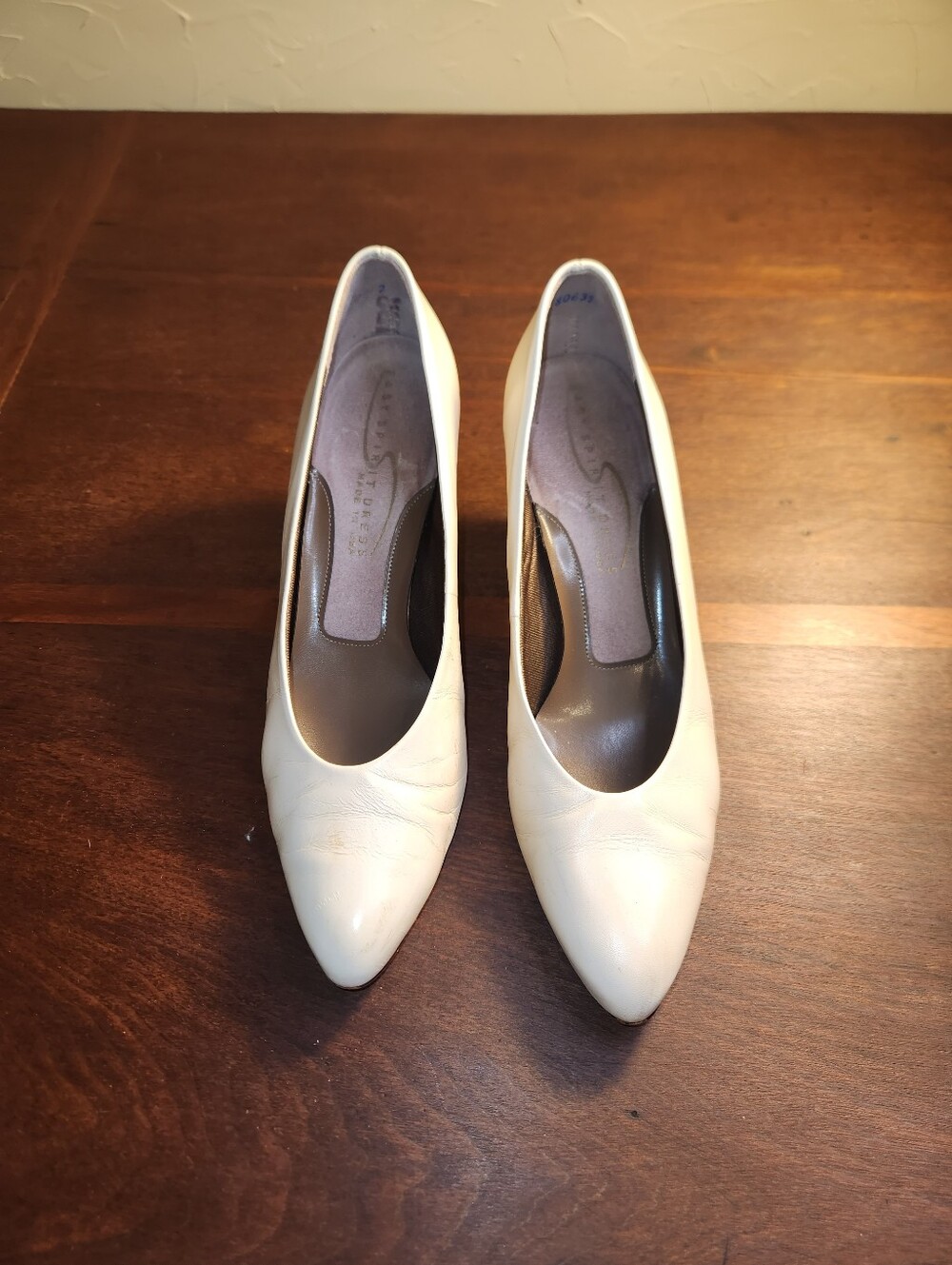 Vintage 80s Easy Spirit Classic Women's White Pointed-Toe Pumps